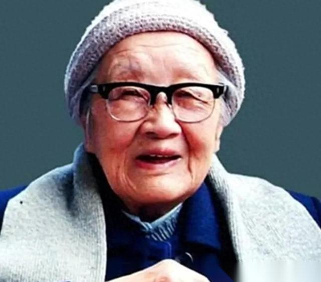 1997年，江西南昌，一位白发老太太打开门，看到多年未见的侄女站在门口，先是愣了