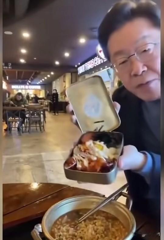 接地气的总统，饿了就到路边小摊吃饭，他不吃山珍海味，吃的比平民还要贫民，一碗面条