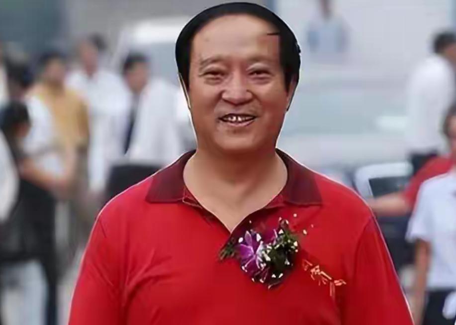 折腾半生家产散尽，77岁牛群近况曝光，竟被美国毕业的儿子这样对待。满头白发像风中