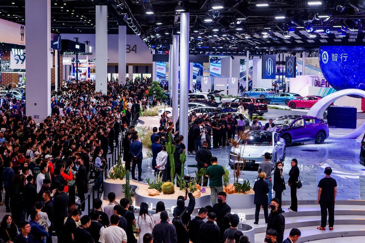 你们发现没？今年的北京车展特别的热闹，尤其是鸿蒙智行这边问界、智界、享界、尊界