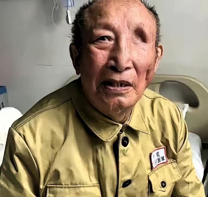 请记住这位英雄！96岁志愿军老兵，一眼失明，头颅里嵌着七块弹片。是他们用血肉之躯