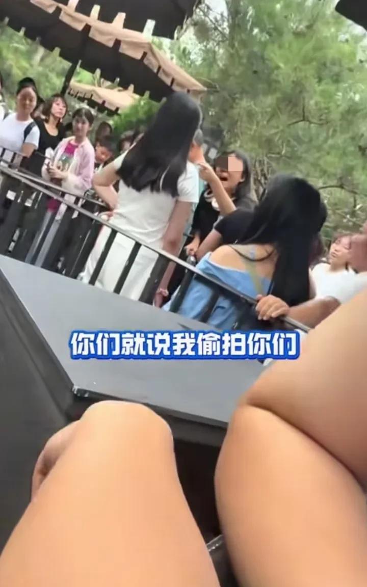 版本T1跟版本T0吵起来了！T1秒怂！白衣女子诬陷黑衣短发女子偷拍，短发妹子大