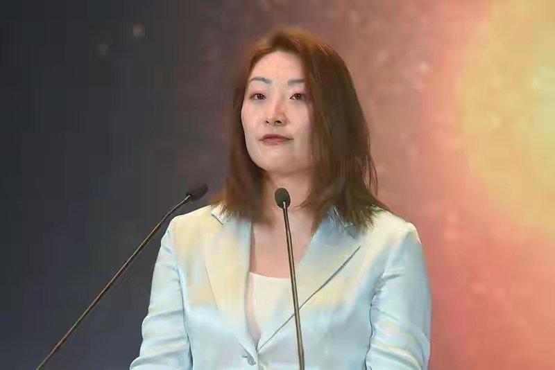 宗馥莉：我不会因为家族继承风波改变方向！“定海神针”是坚持做自己，以前怎样，现在