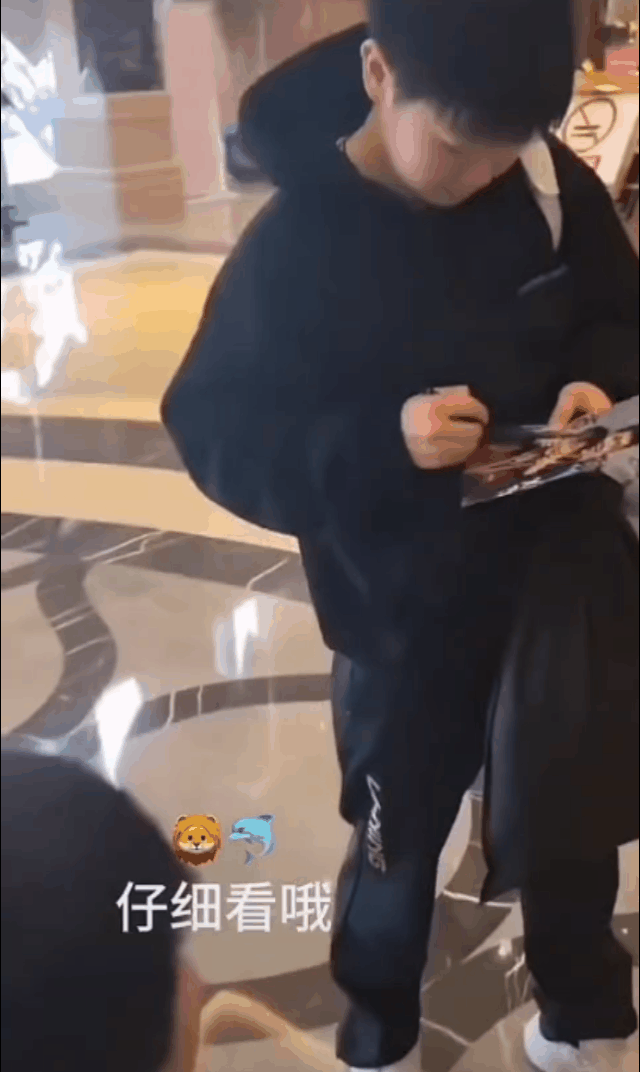 谁说他俩不签合照的，不但签，而且是双签莎莎签完王队签，所以，当时一定是到姐