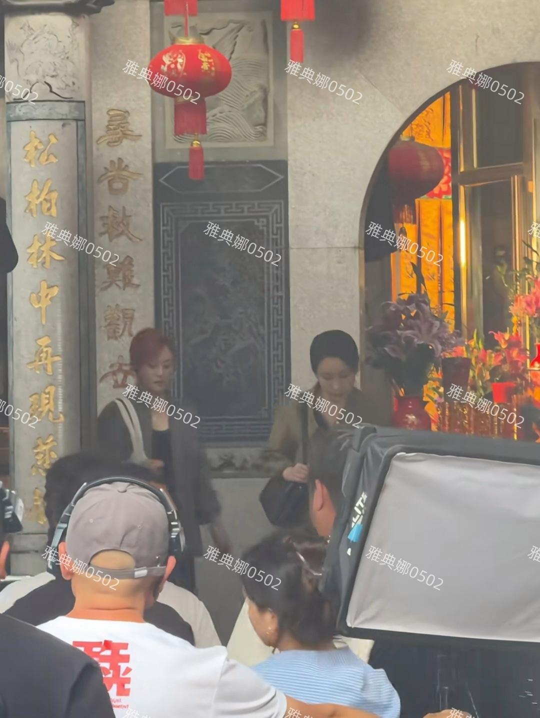 厦门偶遇孙俪拍戏本人皮肤白里透红脸小大眼睛，表情警惕眼神犀利!