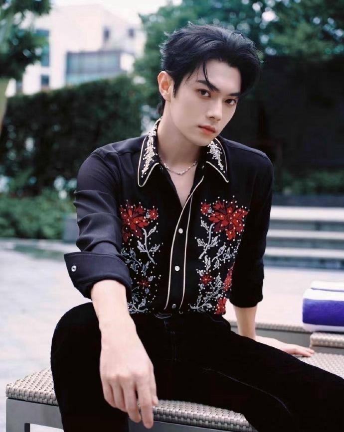 1.古力娜扎的前经纪人嘴比较碎，一心想做网红。被辞退之后，还到处蹭艺人热度，行