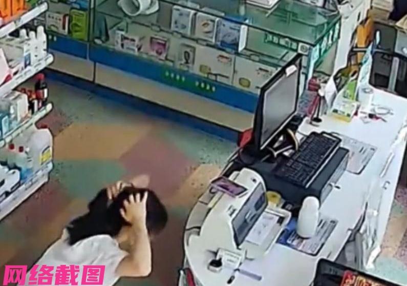 江苏某家药店的女员工，趁着店内空闲还在梳头，这时眼里看到老板过来没有主动迎接老板