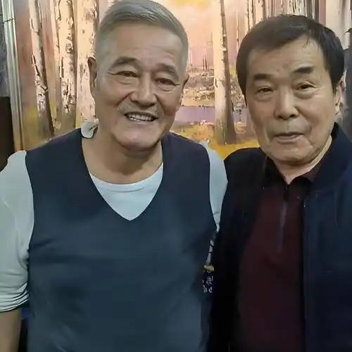 何庆魁说自己和赵本山的关系胜过亲兄弟。可是他这个人非常较真，你如果和他玩心眼，他