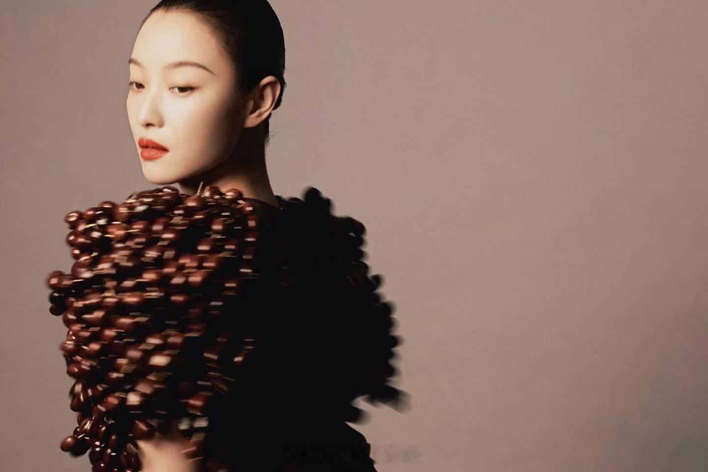 倪妮古典画卷走出的美人看倪妮杂志对我的眼睛很友好倪妮的美是那种需要放大看细节的