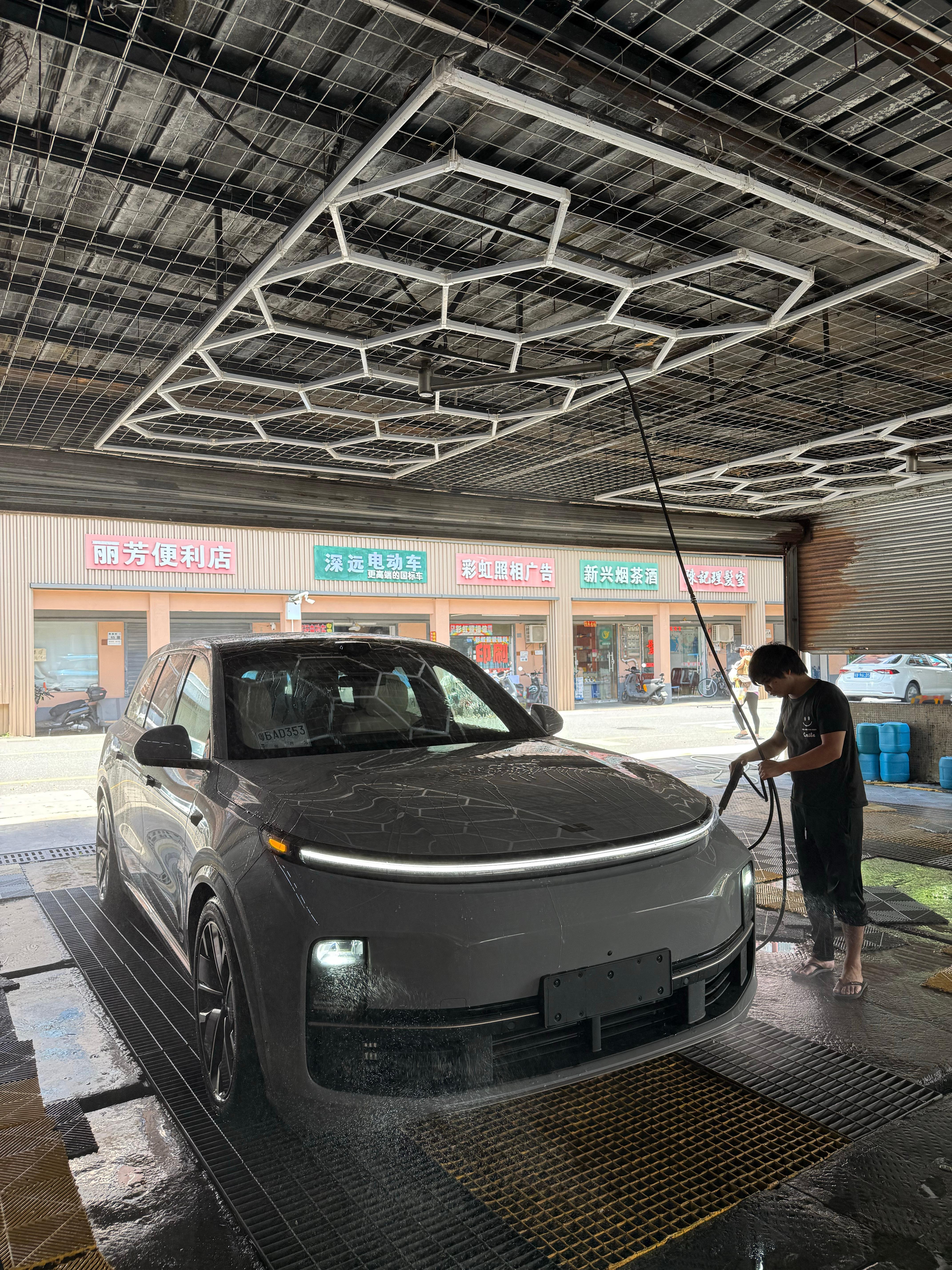 掐指一算，今天非常适合洗车，要下这种天气都能下雨，我立马倒挂金钩洗头​