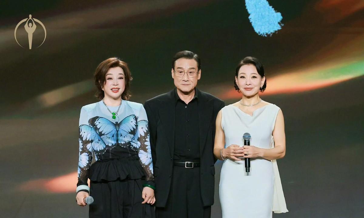 你以为她是因为赢了官司才这么高兴？那你就被表面文章带偏了。75岁的刘晓庆连发三条