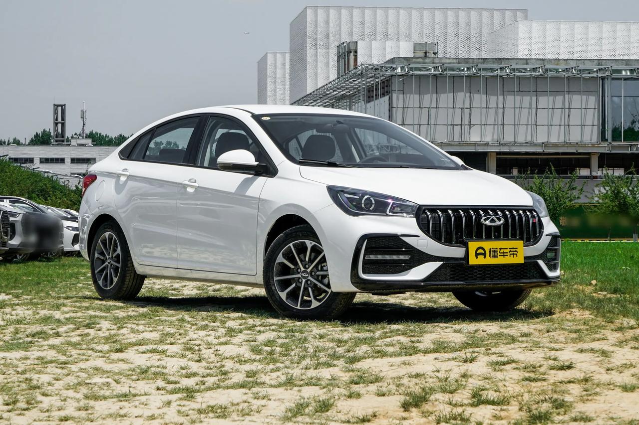 奇瑞艾瑞泽5这款轿车虽然进行过多次小改款，可车身轮廓始终是这个样子，我第一次见到