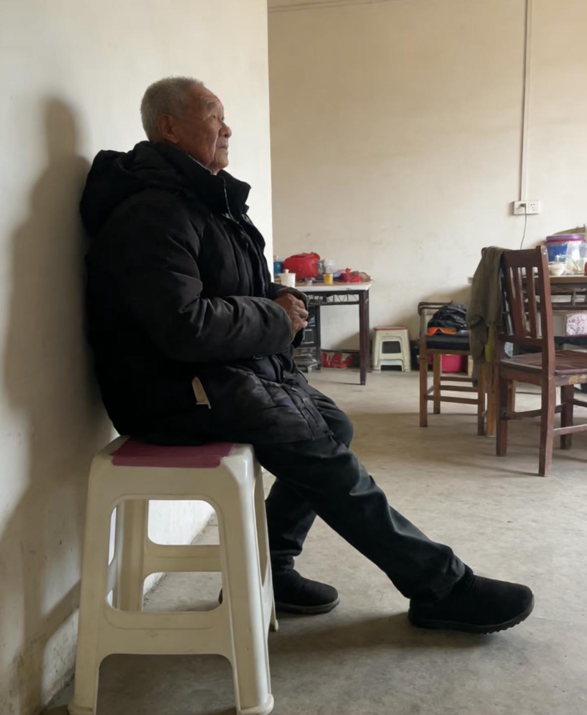 被遗忘困住的外公外公不是天生沉默，而是被阿尔兹海默症悄悄偷走了语言和记忆。他年