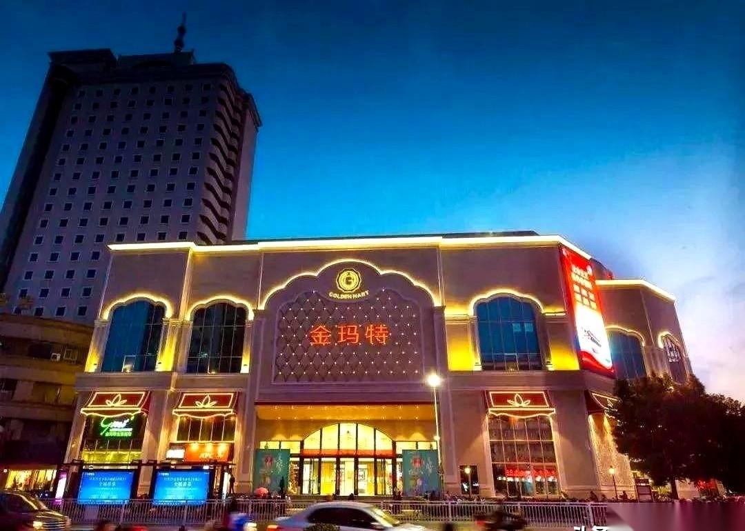 迎客莱超市不仅进驻了金玛特，目前在南阳已经握着三家实打实的门店。它的货架上直接