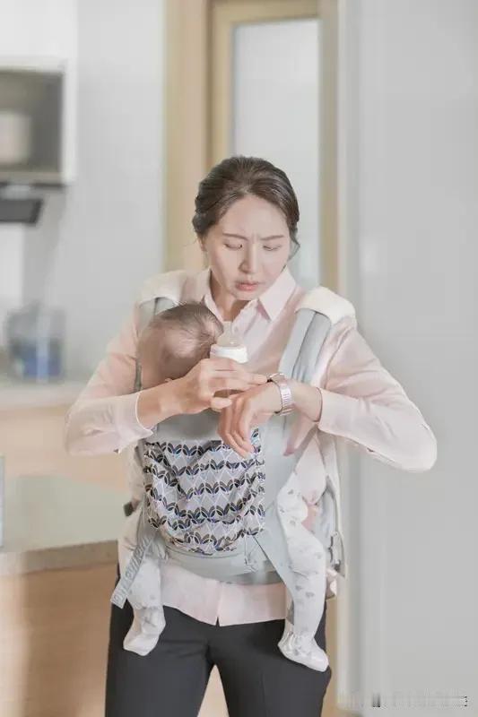 这就是不相信婆婆的下场。浙江金华。徐女士请育儿嫂照顾9个月大的龙凤胎。才一个