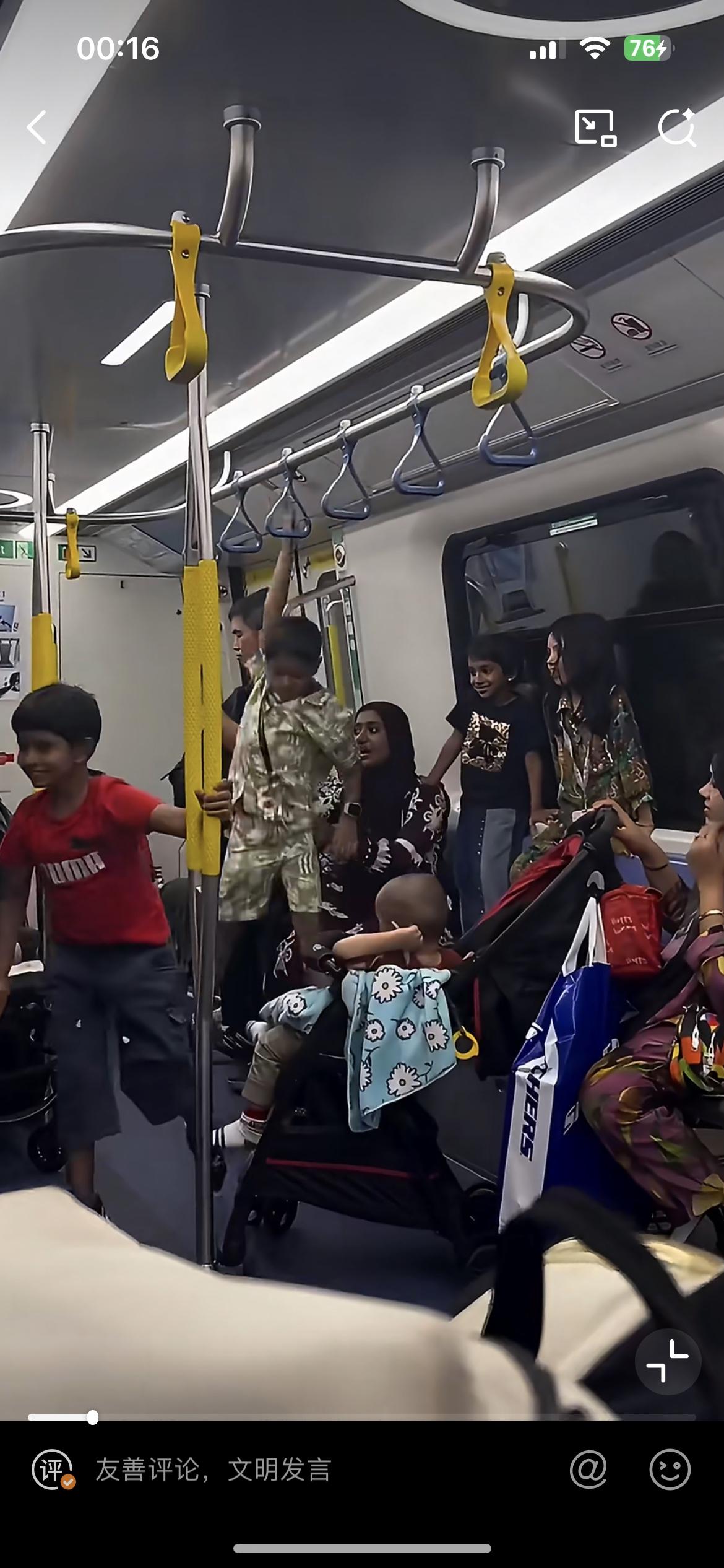 香港地铁上，一群南亚面孔的人把地铁当成了游乐场。大人小孩玩的那叫一个欢乐。这时候
