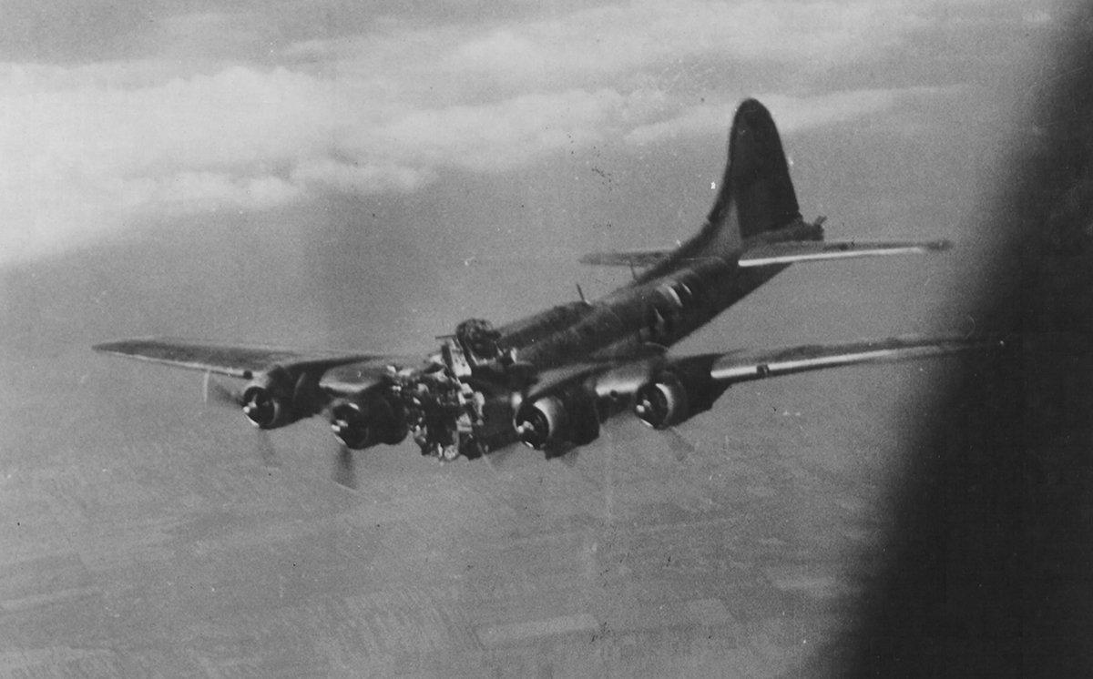 1944年7月14日，B-17“米兹帕”号轰炸机在布达佩斯上空被高射炮火炸掉机头