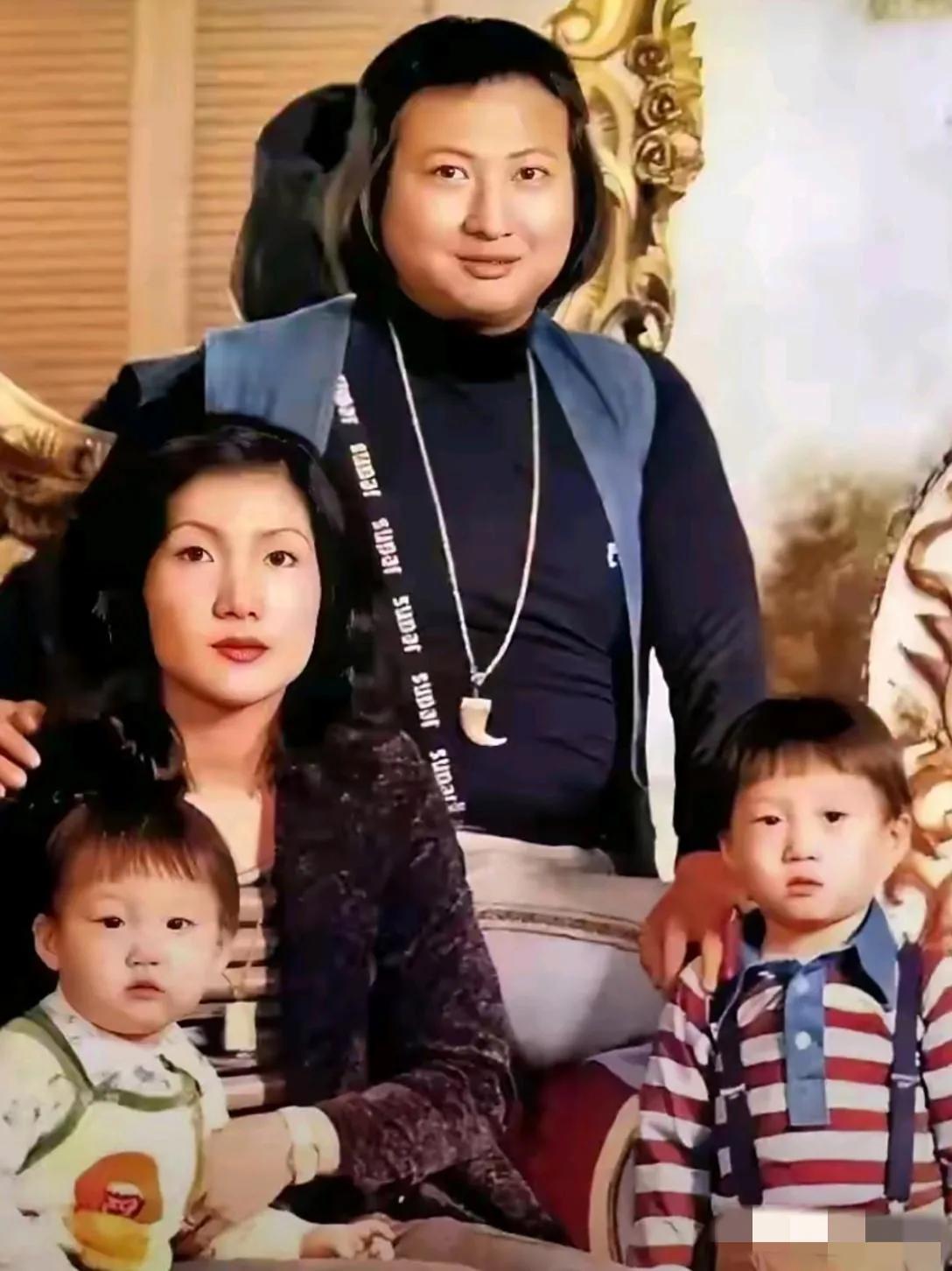 老照片：70年代洪金宝与韩国妻子及两个孩子！那时的洪金宝虽然也偏胖，但仪表堂
