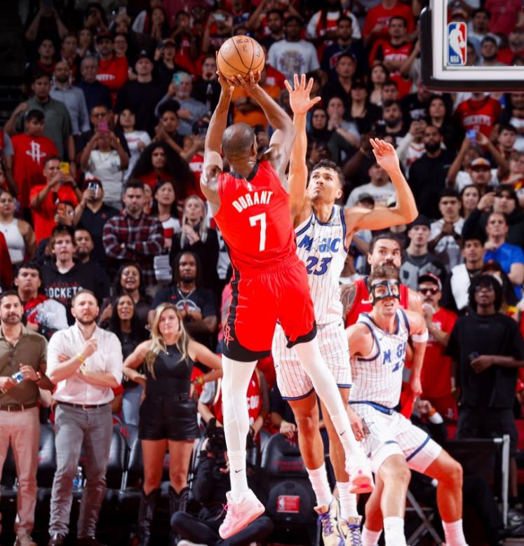 全明星首发阵容已经正式出炉了。比较遗憾的是，在西部联盟的5位首发当中，并没有火箭