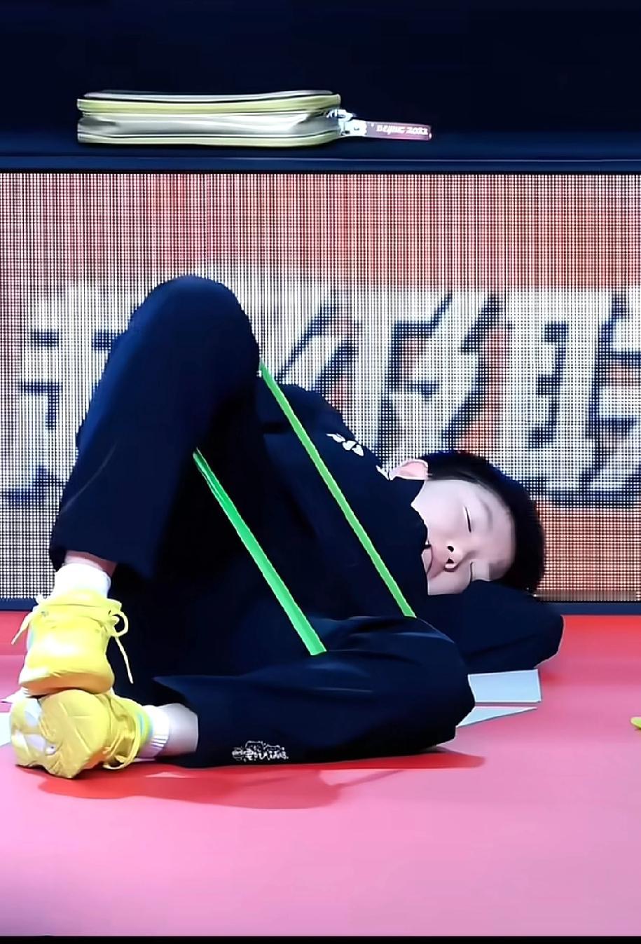 哇！给摄影师加大鸡腿让我们看到一只可可爱爱的小咪莎莎腿上还捆着弹力带就睡着了