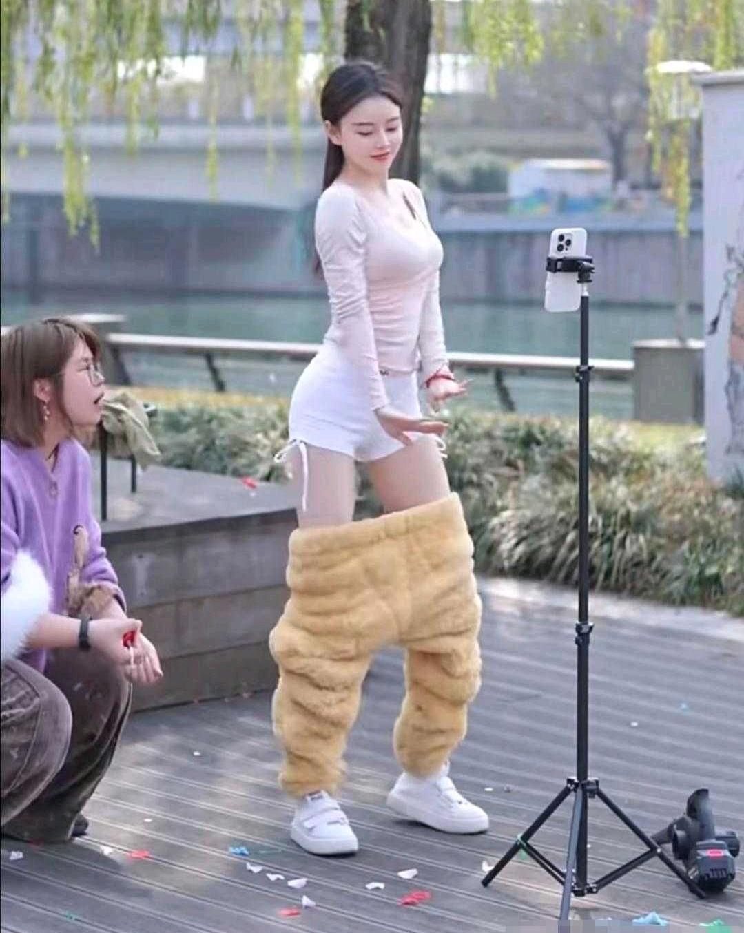 或许你们爱看的小姐姐跳舞视频背后是这样拍摄的！别再沉迷小姐姐跳舞了！幕后拍摄笑