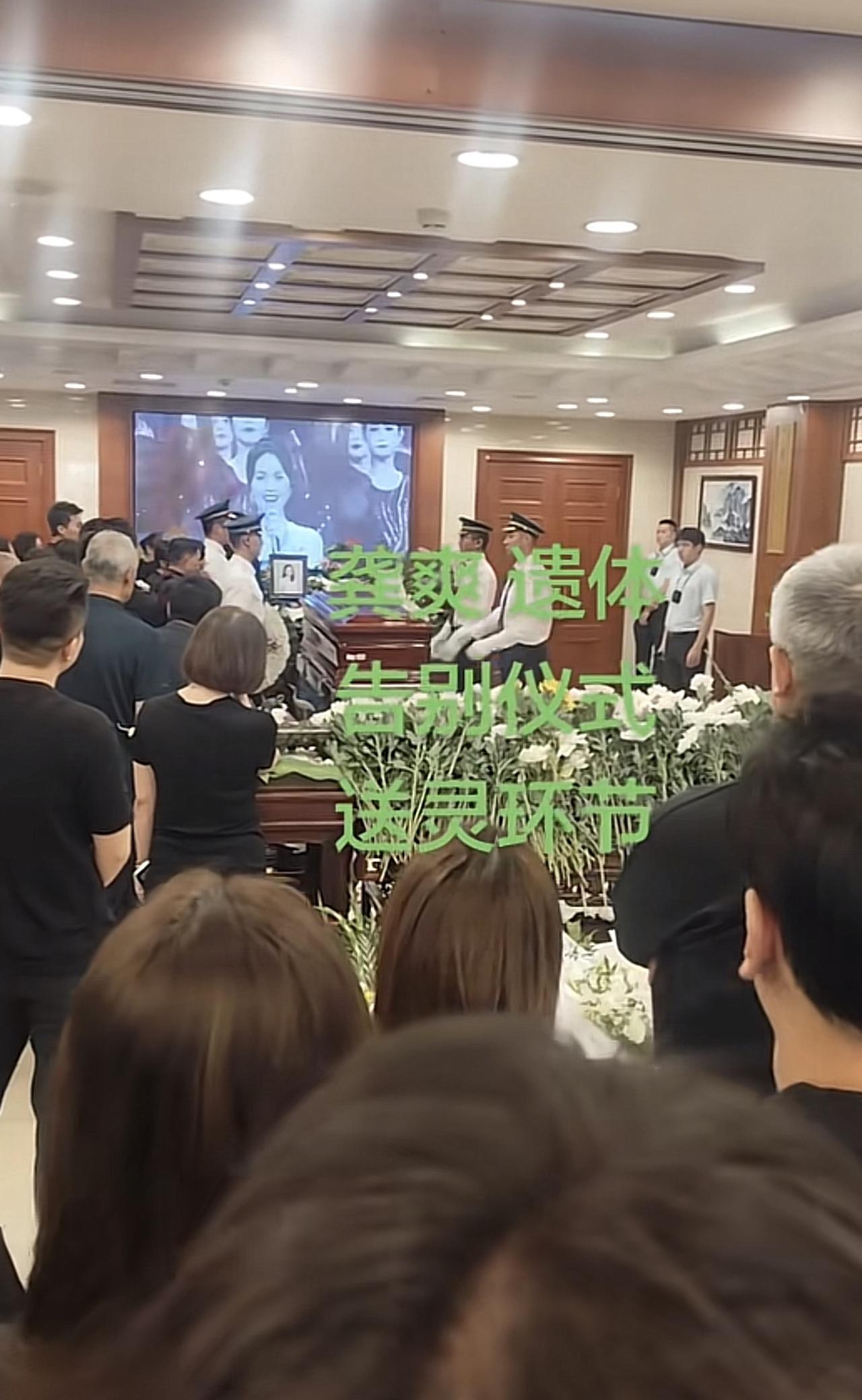 37岁歌手龚爽遗体告别环节太心酸！当扶棺人把遗体推走的那一刻，家人忍不住追上去，