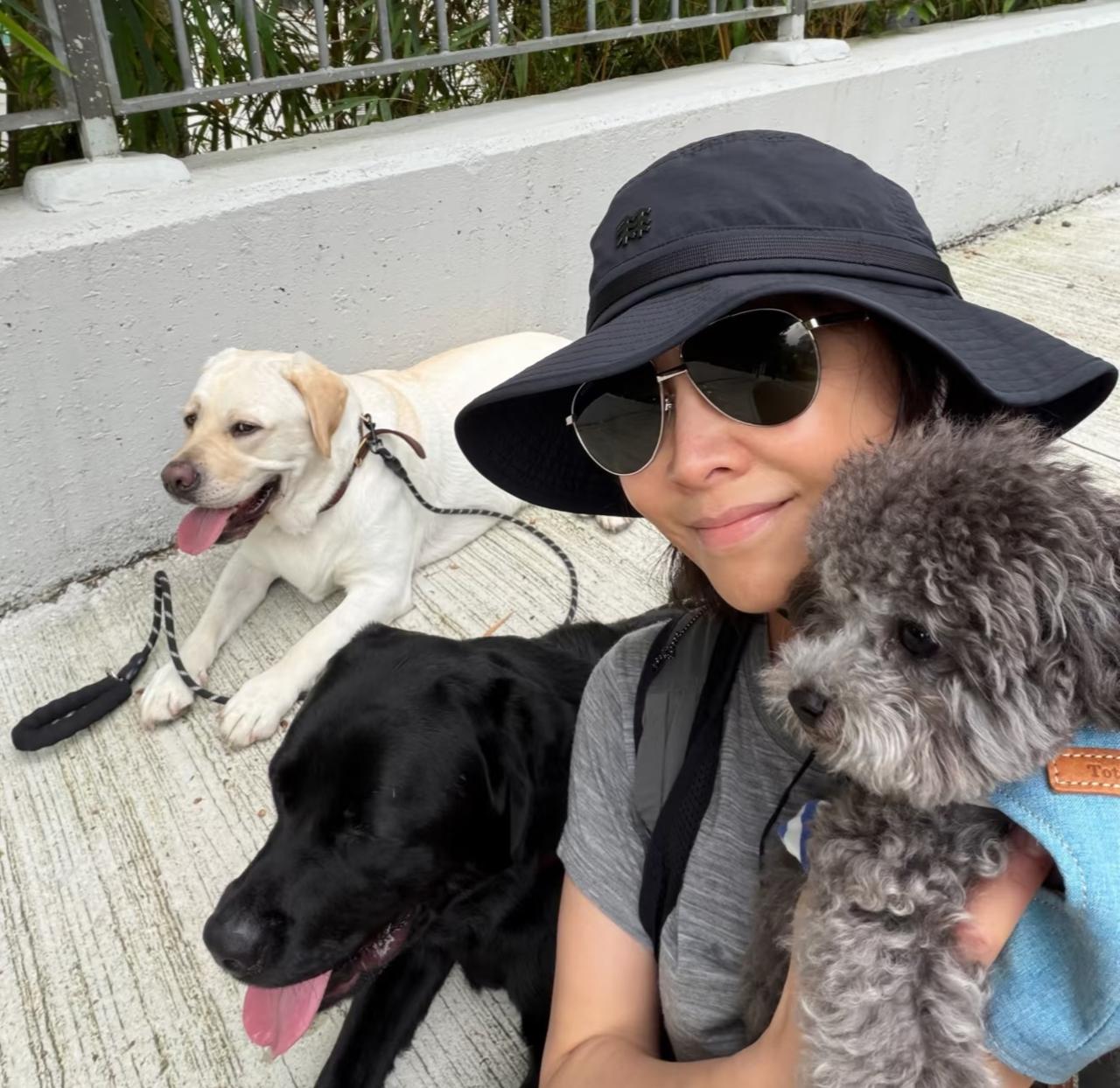 别人遛娃，嘉玲遛狗。萝卜白菜，各有所爱。换句话说：温水在囗，冷暖自知。60岁