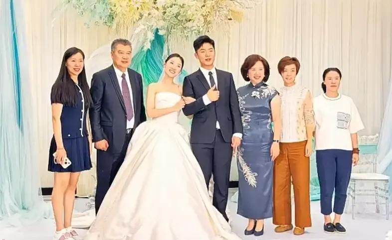 哈哈哈，不是李隼教练偏向，看合影就知谁在忙，大喜的日子，李爸爸是不会丢下任何一个