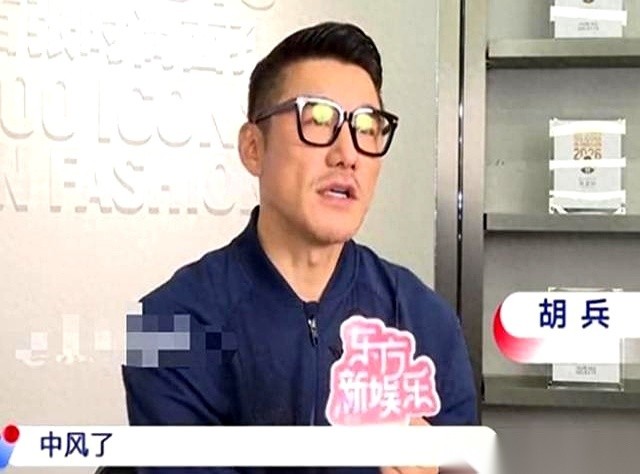 55岁的胡兵停掉所有工作，在杭州租房陪了胃癌晚期的母亲整整3年。母亲在病床上去世后父亲接着又中风，这