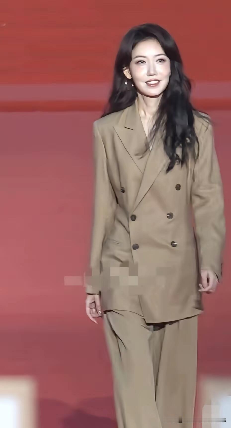 她长得比高圆圆漂亮，气质大方，怎么就红不起来？一身咖啡色的西装，挺好看挺上镜，