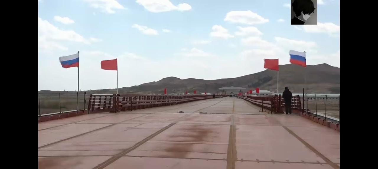 图们江大桥通车在即，朝俄击掌相庆。查了资料，桥底至桥梁高度8米，船只载重不得