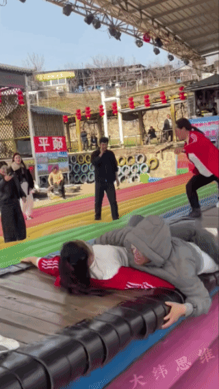 以一己之力，成功扰乱了他们的阵型！谁说女子不如男，轻松出手全干翻！