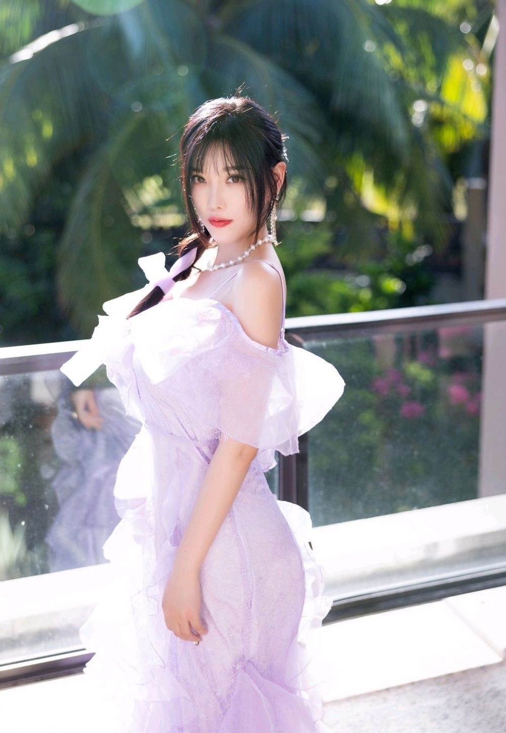 杨晨晨海南心愿旅拍发布，性感紫色轻纱连衣长裙，一颦一眸姿态摄人心魄