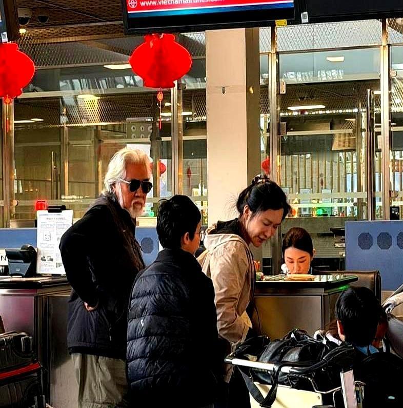 4天前还说着“不离不弃”，4天后，杜星霖在机场一把将儿子拽下行李车。杜星霖