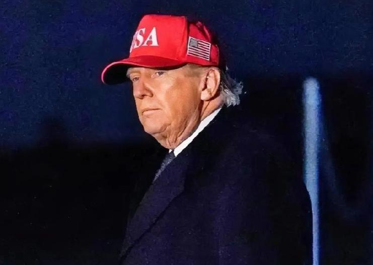 特朗普，79岁的老头，活得像个“超人”，专跟养生专家对着干。你听听他这一天都