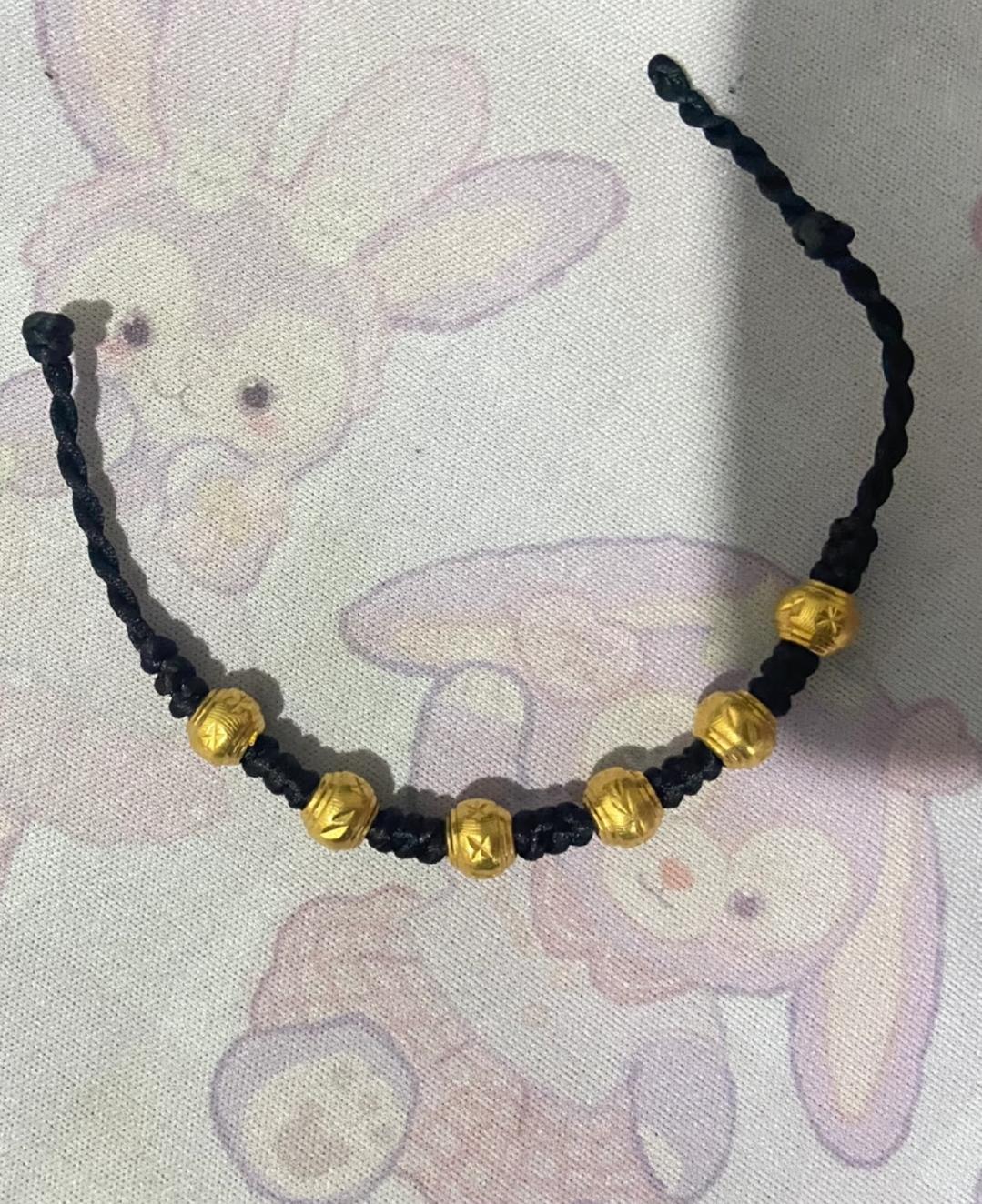 大姑姐送的转运珠戴了六年，昨天去换红绳时，店员突然问我：“人家转运珠都戴五颗，你