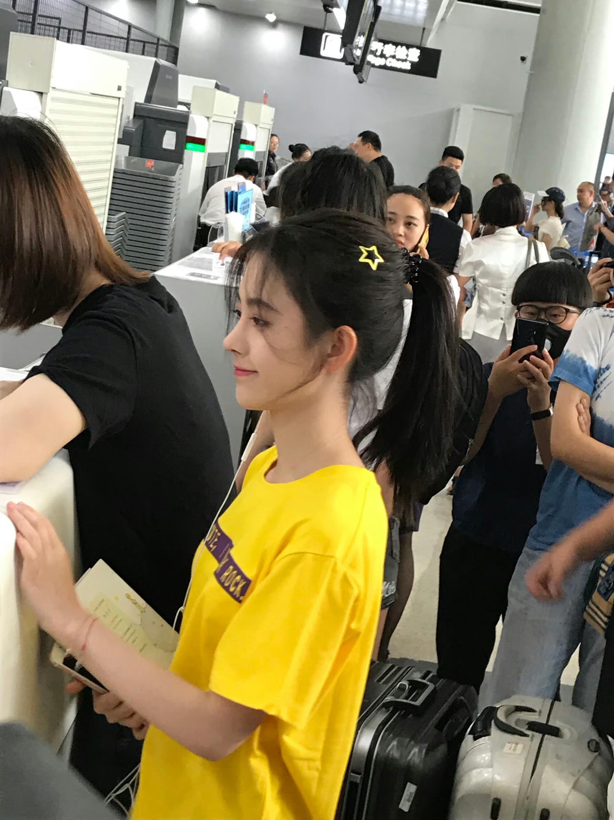 早期机场偶遇鞠婧祎生图