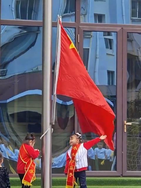 上人民日报了！山东济南一家幼儿园干了件挺不寻常的事。升旗仪式的旗手，没找老