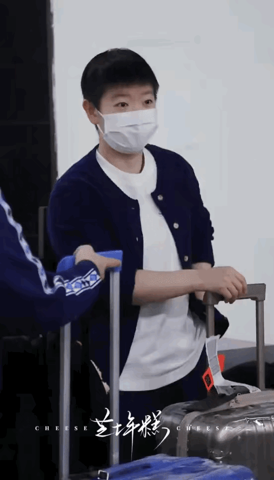 🔥莎头海口同框正面照曝光！莎莎新剪超短发利落干