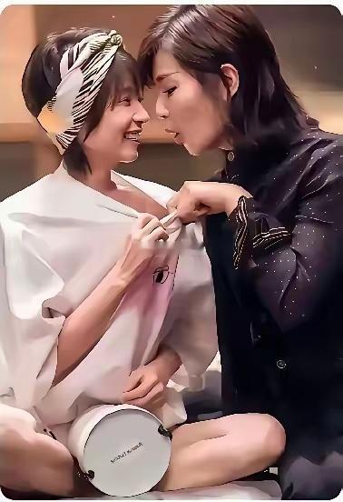 这俩闺蜜还真是挺搞笑，看来刘涛还是挺羡慕王子文的。没办法，人家那是天生就有，自己