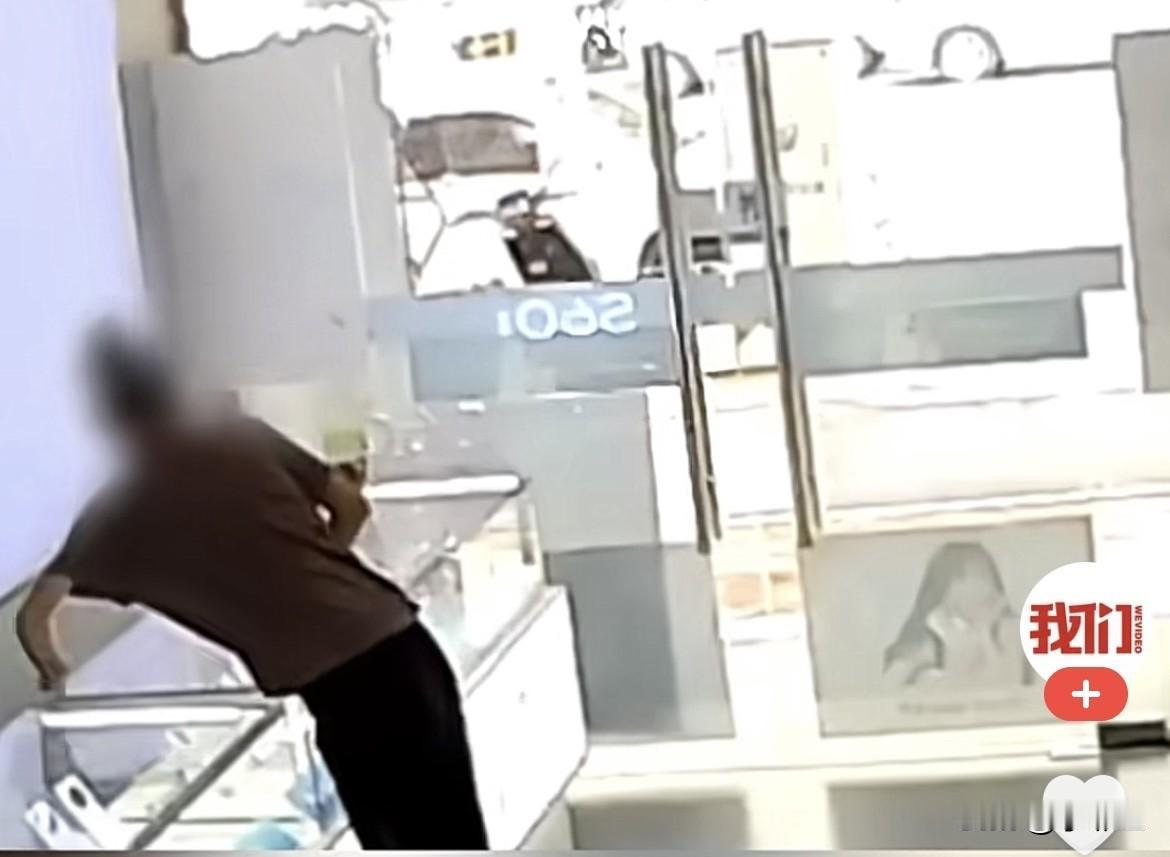 近日，河南濮阳清丰县，发生一件让人无语的事……一家手机店的店员