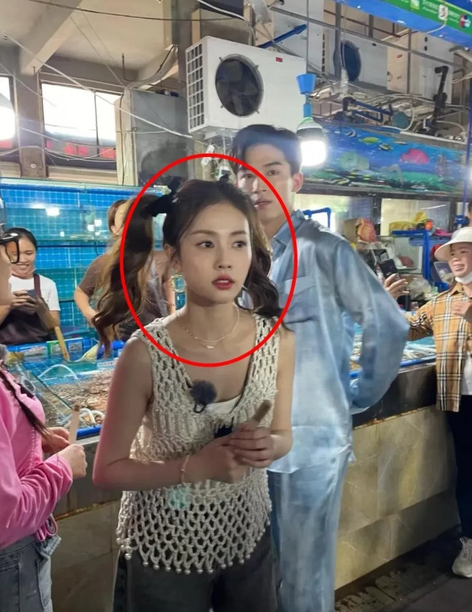 白鹿后面穿睡衣的帅哥看着好眼熟，就是叫不出名字[笑着哭][笑着哭][笑着哭][笑