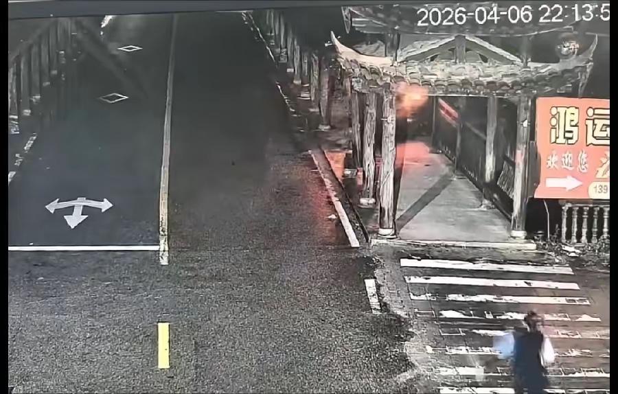 车速这么慢还坠河，福建长汀这起悲剧真的让人意难平！监控看得人揪心，车辆慢慢转
