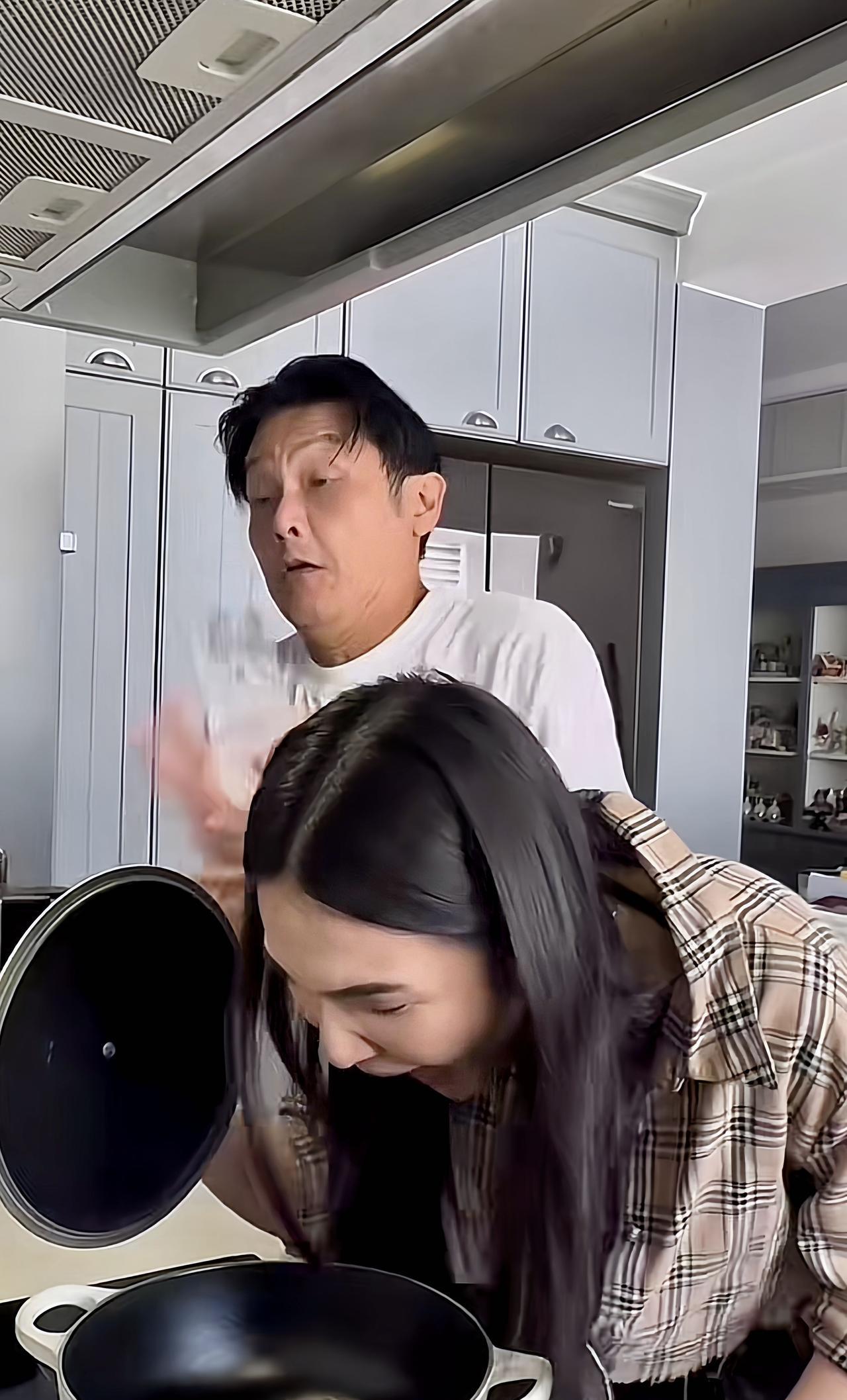 女儿多数像爸爸，和他年轻的时候一模一样，不带差的，哈哈。近日，关礼杰晒出与女儿