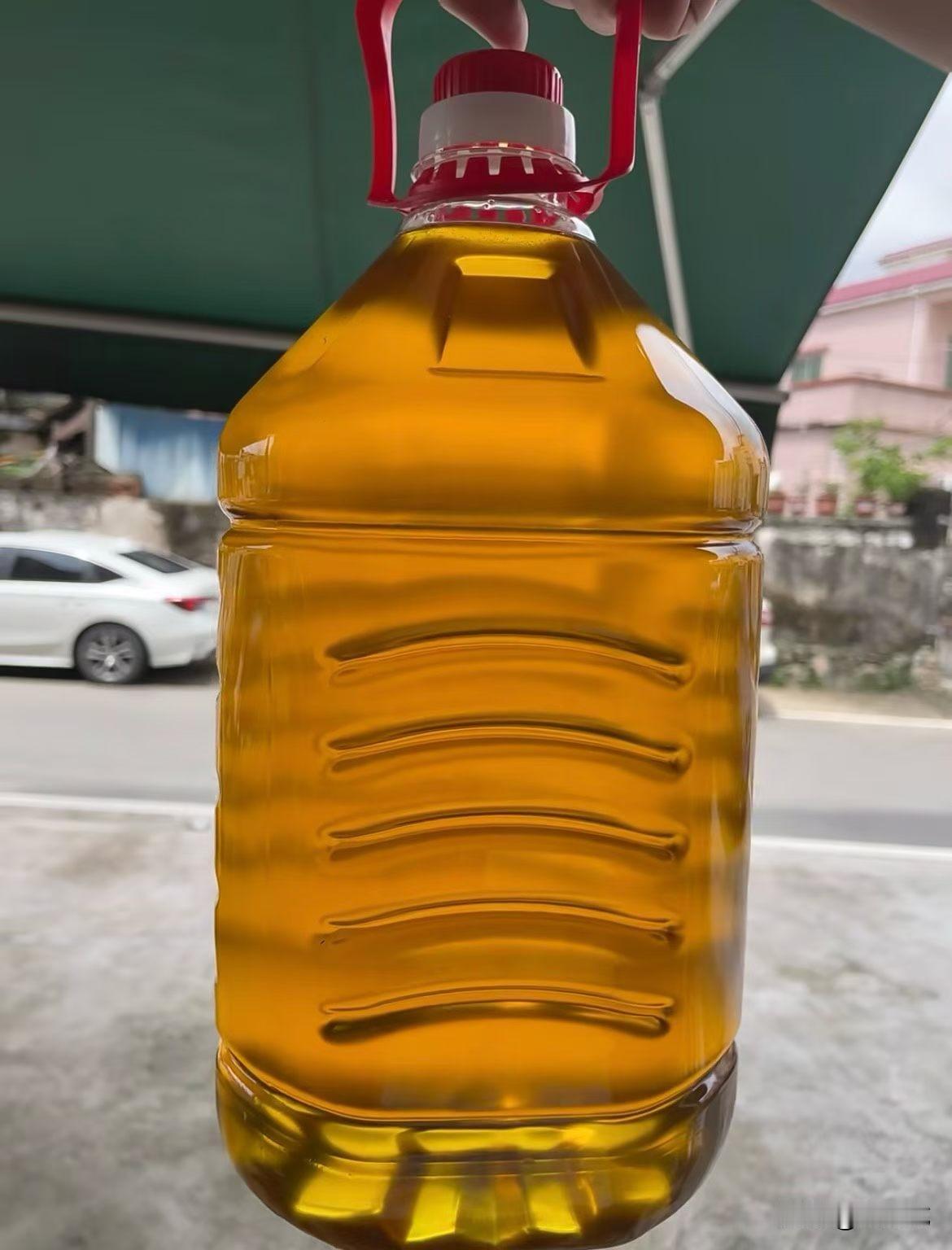 邻居给我拍照片，说她妈自己家榨的花生油，她拉来好几桶，问我要不要？正好，我们
