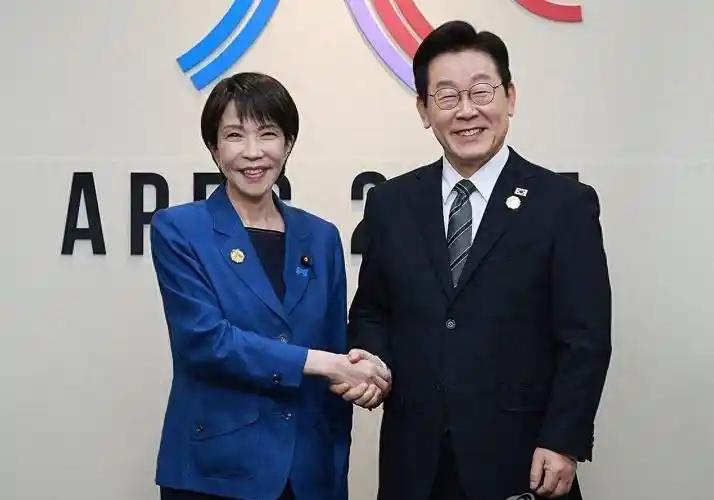 日本为什么这些年越来越被韩国追上，很多人第一反应就是美国压制，可真正往深了看，问