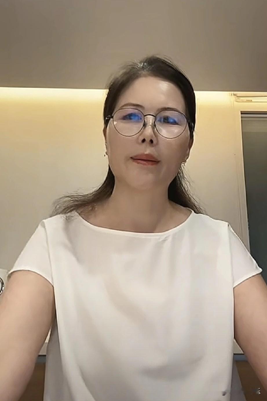 我要是小杨阿姨，就老老实实在汪小菲家当保姆，她还张罗着要辞职了，也太把自己