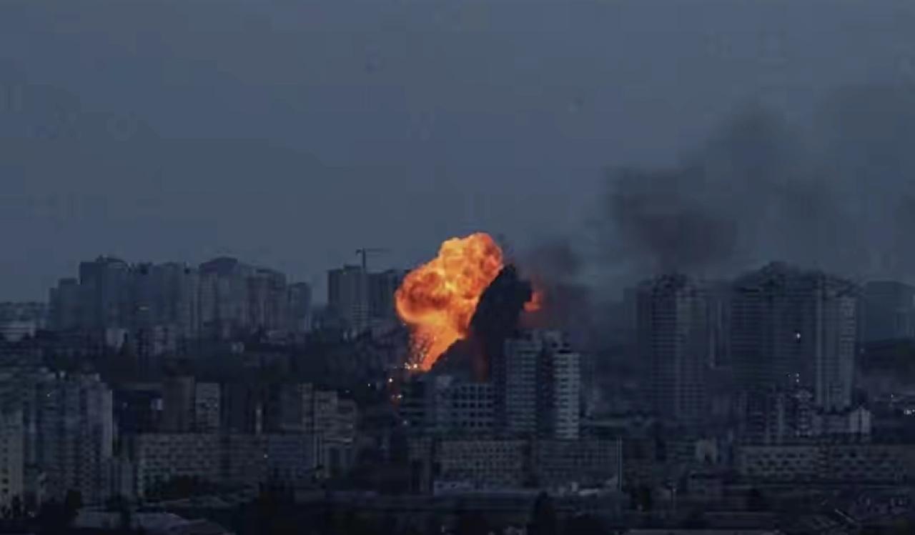 打起来了！美航母中东开了第一枪，伊朗果然猛，各大势力选边站特朗普一面