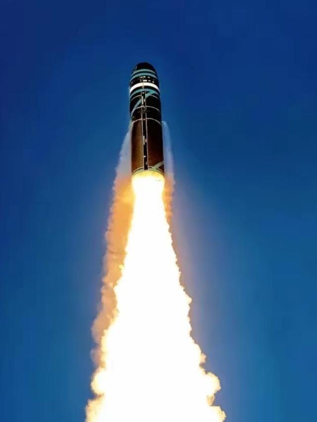 刀都架在脖子上了，伊朗总统突然站出来，对着全世界喊了两句话。第一，核武器，我们不