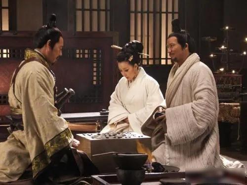 病榻之上，齐桓公低声问起继任宰相的人选。管仲本想沉默，却被逼得开口。一提易牙，他
